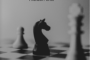 Pièces d’échecs en noir et blanc, un cavalier net au premier plan symbolisant le choix stratégique.