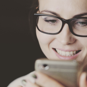 Professionnel souriant échangeant au téléphone avec Optim Office sur ses besoins d'externalisation