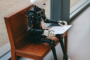 Robot humanoïde lisant un document, symbole de l’impact de l’intelligence artificielle sur les métiers et l’avenir du travail