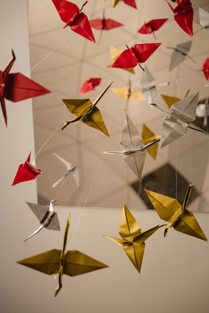 Origamis suspendus représentant l’agilité et la souplesse de l’organisation Optim Office