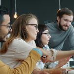 Équipe associative en réunion autour d’un projet de communication digitale