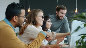 Équipe associative en réunion autour d’un projet de communication digitale