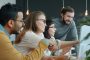 Équipe associative en réunion autour d’un projet de communication digitale
