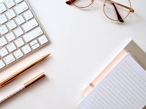 Bureau organisé avec clavier, carnet et lunettes symbolisant la clarté et le pilotage d’activité des dirigeants de TPE-PME, responsables associatifs et professions libérales.