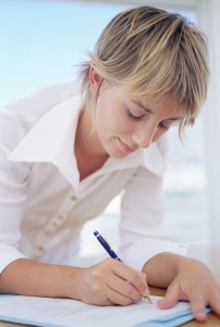 Assistante à distance préparant documents : secrétariat externalisé Optim Office