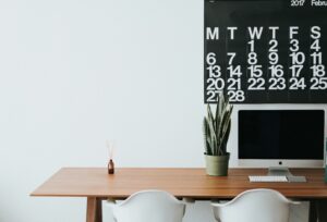 Bureau moderne avec ordinateur et organisation de travail – externalisation administrative Optim Office